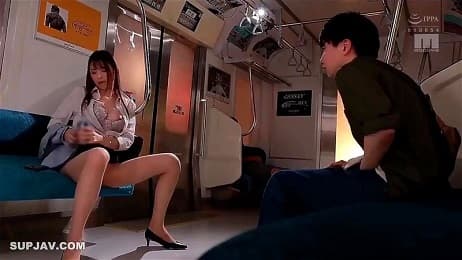 Gặp Chị Gái Dâm Gạ Tình Trên Tàu Điện Và Cái Kết Sướng Không Thể Bàn